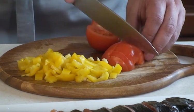 Couper la tomate en quatre rondelles.