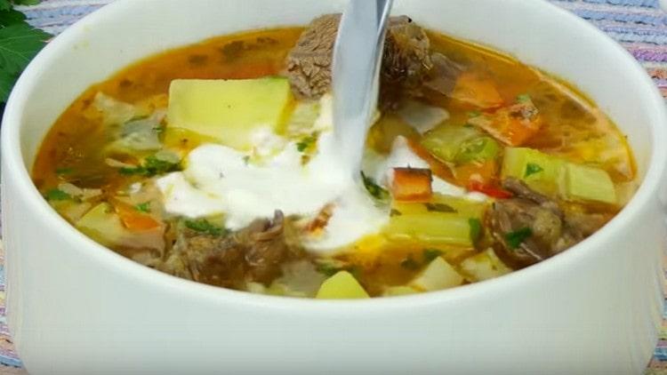 O astfel de delicioasă supă de legume cu bulion de vită se poate servi cu smântână.