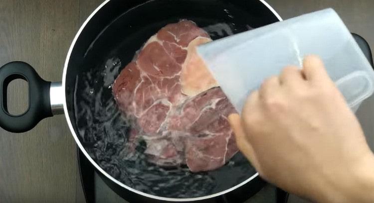 Ponga la carne en una sartén, llénela con agua y póngala a cocinar.