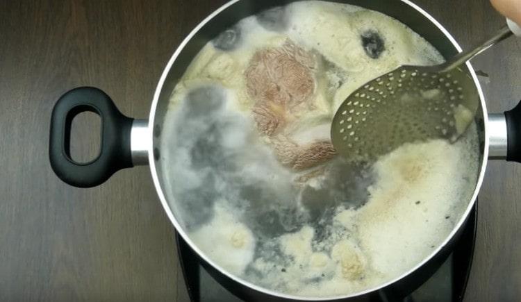 After boiling, it is very important to remove foam from the broth.