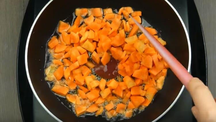 Cut the carrots into slices and spread them on a frying pan.