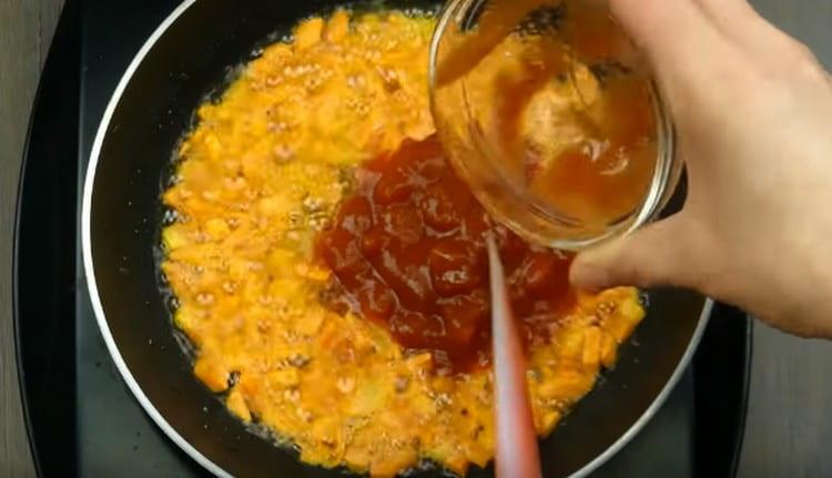Ajoutez des tomates hachées ou de la pâte de tomates aux carottes.