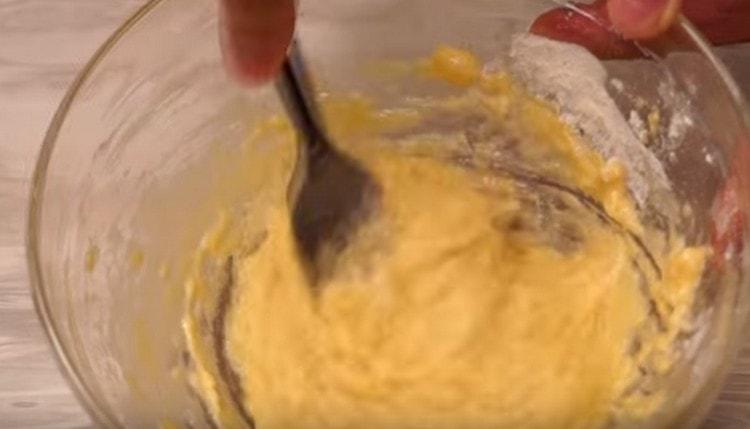 Mix the flour with the eggs, preparing the batter.