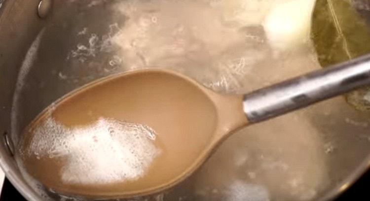 After boiling, be sure to remove the foam from the broth.