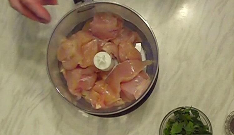 Put the chicken fillet sliced ​​into pieces in a blender bowl.