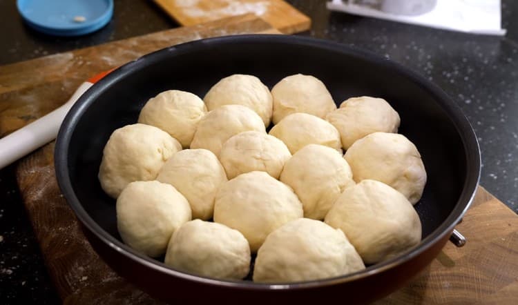 Nous formons des boules avec le fromage de la pâte et les mettons dans un plat allant au four.