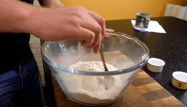 To prepare the dough, combine the flour with sugar, salt and yeast.