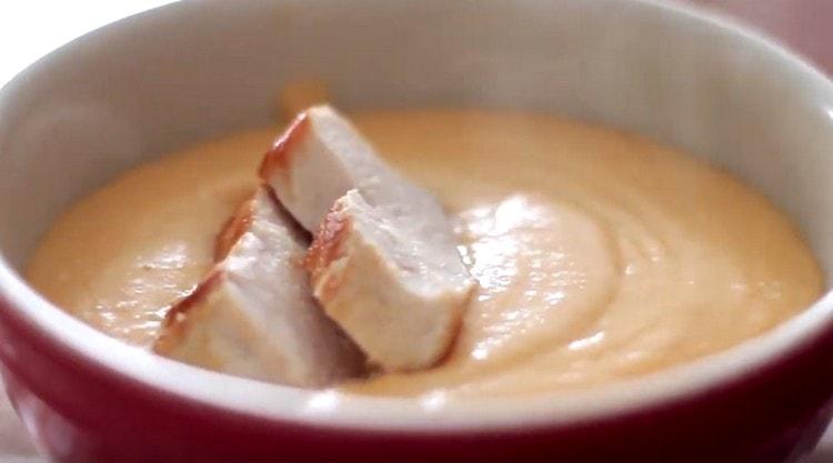 Comme vous pouvez le constater, même un cuisinier débutant maîtrisera la recette d’une telle soupe au fromage et au poulet.