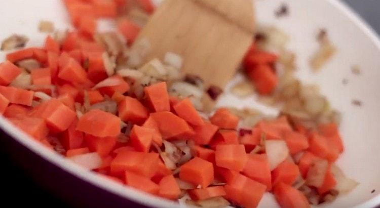 Ajoutez les dés de carottes à l'oignon.