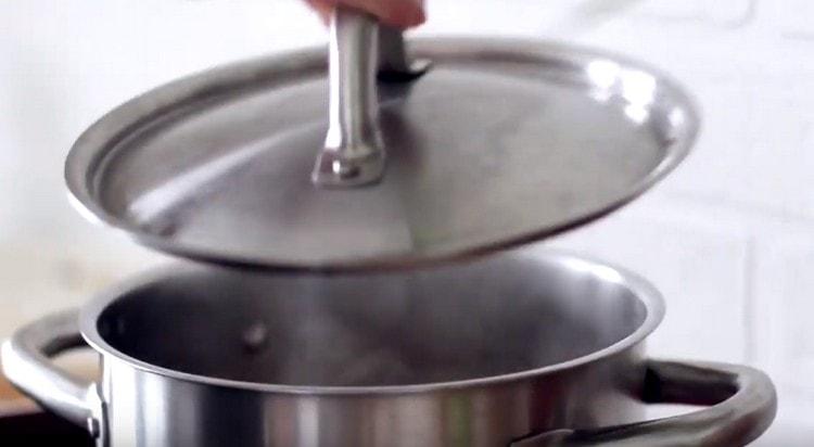Deja que la sopa se cocine debajo de la tapa durante 10 minutos.