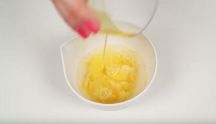 Battez les œufs, ajoutez le beurre fondu.