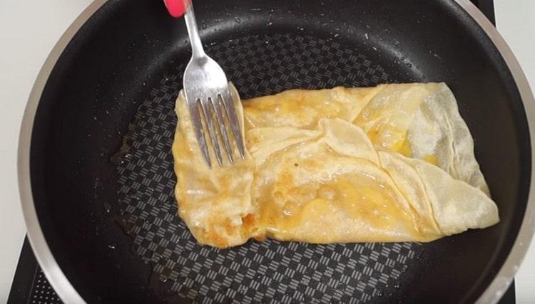 We form an envelope from the pancake right in the pan.