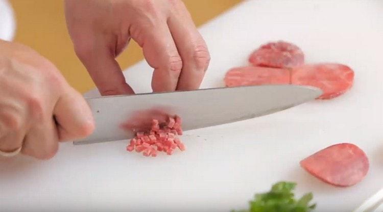 Izrežite smrznuto meso u vrlo malu kocku.