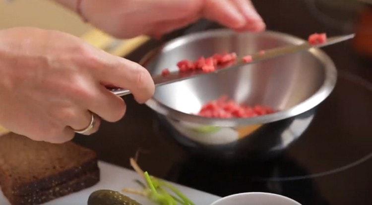 Étalez la viande finement hachée dans un bol.
