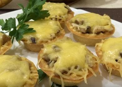 We cook delicious tartlets with chicken and mushrooms according to the recipe with a photo.