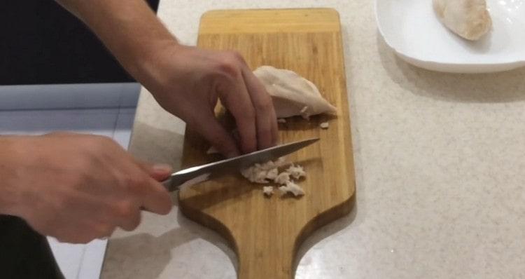 Couper le poulet fini en petits morceaux.