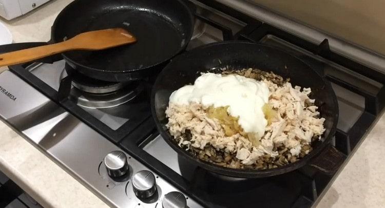 Nous combinons tous les composants dans une casserole, ajoutons la crème sure.