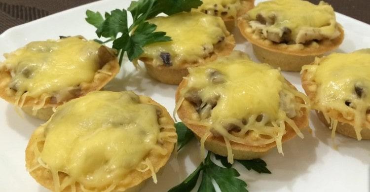 Such tartlets with chicken and mushrooms will look great on the festive table.