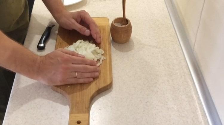 Couper finement l'oignon, saler et pétrir un peu avec les mains.