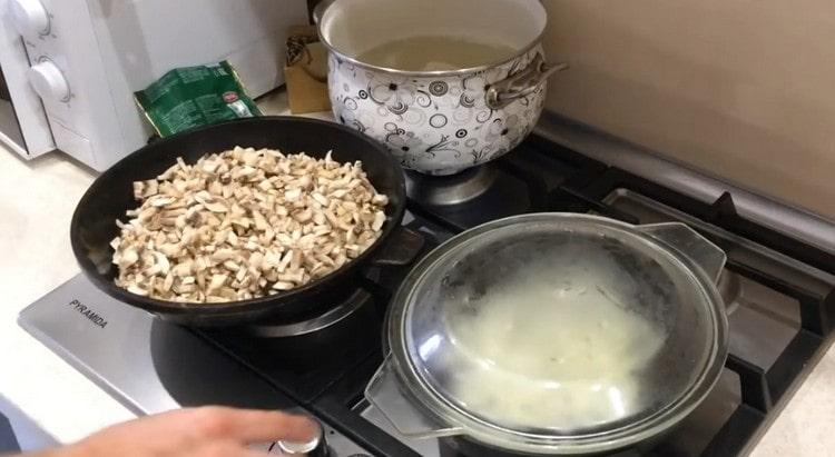 We put mushrooms on a dry frying pan.