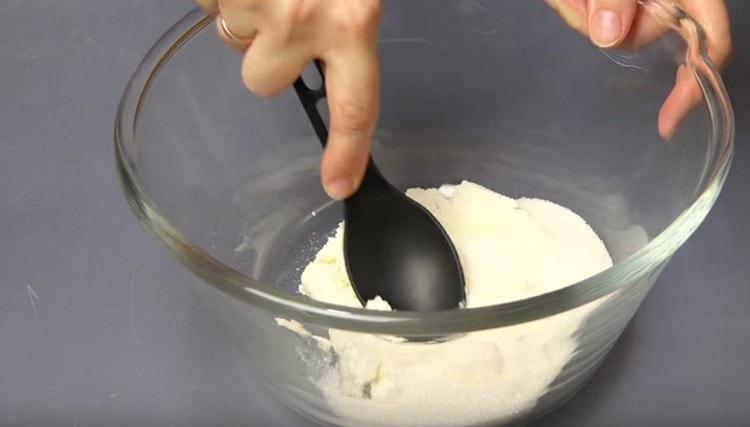 U zdjeli utrljajte skuti sa šećerom, soli i sahaormom vanilije.