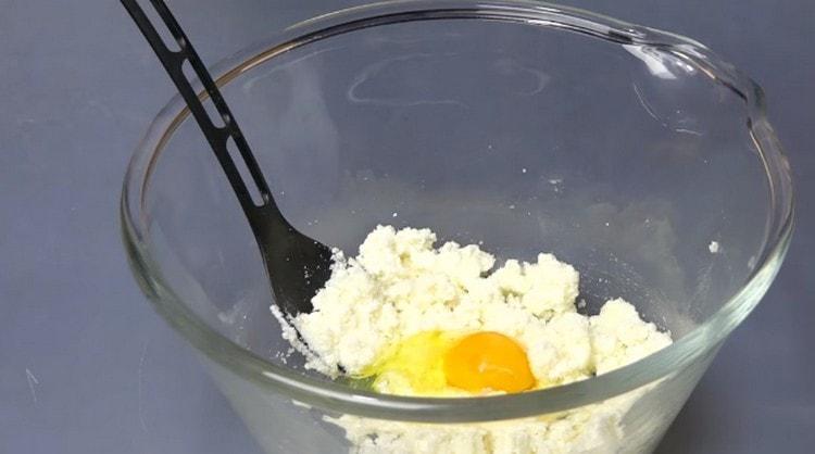 Add the egg and mix the mass.