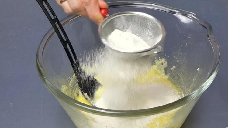 Tamiser la farine avec la levure directement dans la pâte.