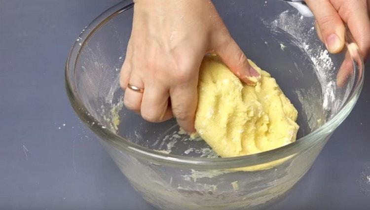 Knead the dough well so that it does not stick to your hands.