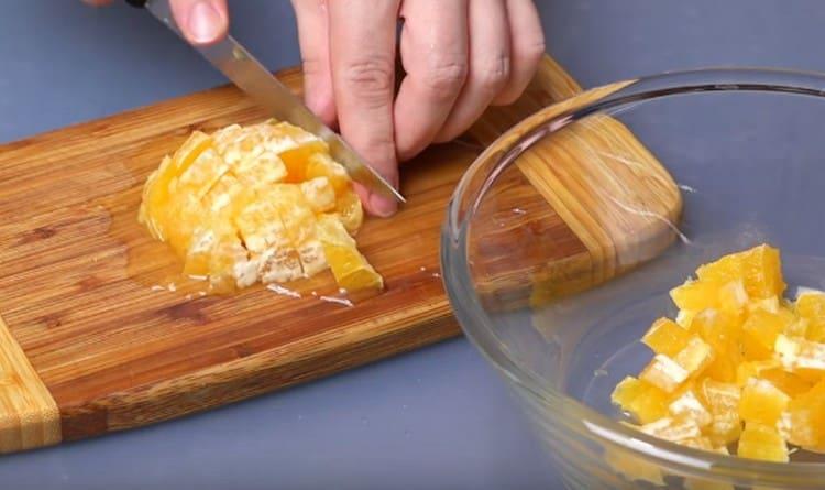 Couper les oranges en dés.