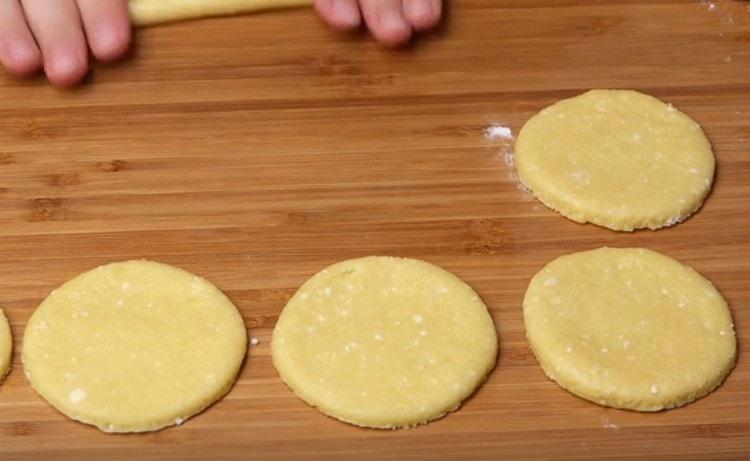 Abaisser la pâte et découper des cercles.