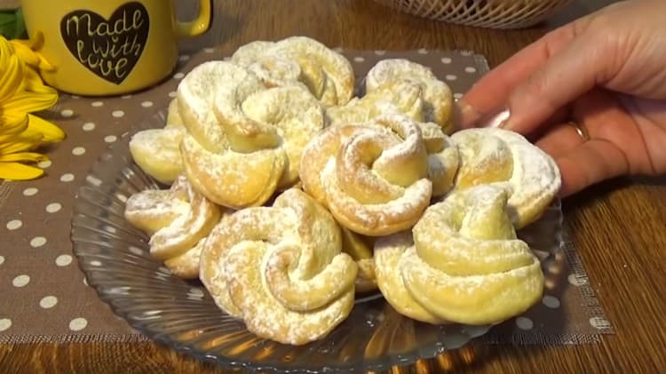 Las galletas de requesón al horno también se pueden espolvorear con azúcar en polvo.