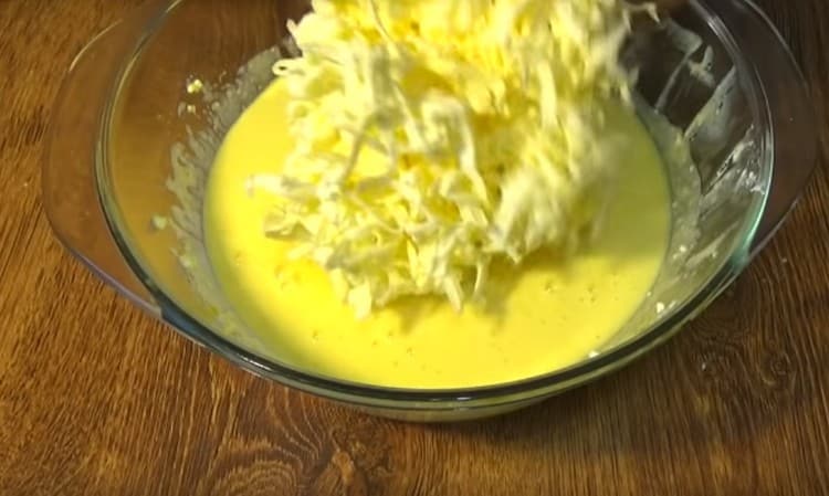 Dans la pâte, râpez l'huile sur une râpe grossière, mélangez.