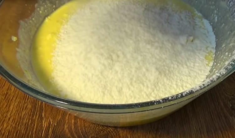 Tamiser la farine dans la pâte par parties.