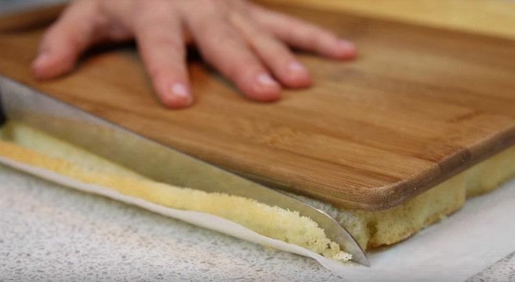 Od biskvita izrežite osušene rubove od kojih možete napraviti mrvice kako biste posipali kolač.