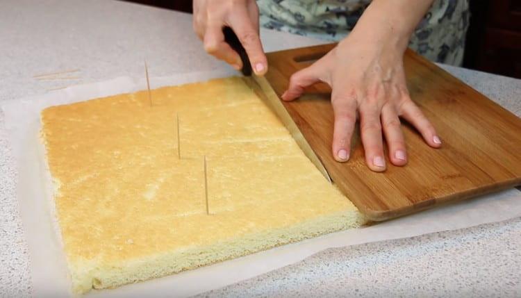 Corte con cuidado la galleta, pero no separe los pasteles resultantes entre sí.