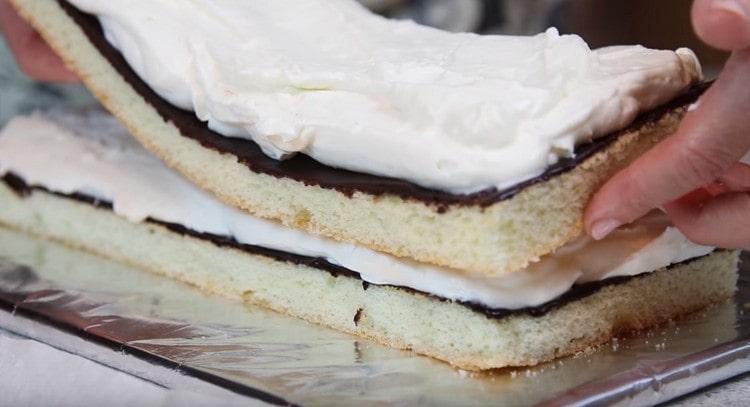 Étalez la crème uniformément, étalez les gâteaux les uns sur les autres.