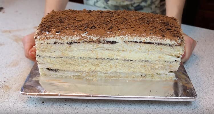 You can decorate such a curd cake with grated chocolate and cocoa.