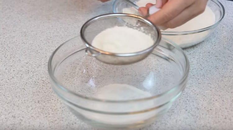 Tamizar una mezcla de harina y almidón a través de un tamiz.