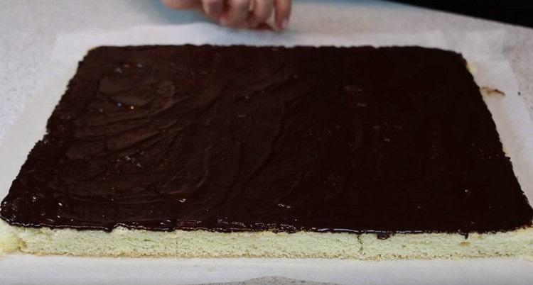 El esmalte resultante engrasa toda la superficie de la galleta.