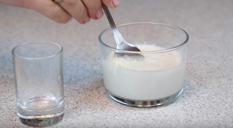 Dissoudre la gélatine dans le lait chaud.