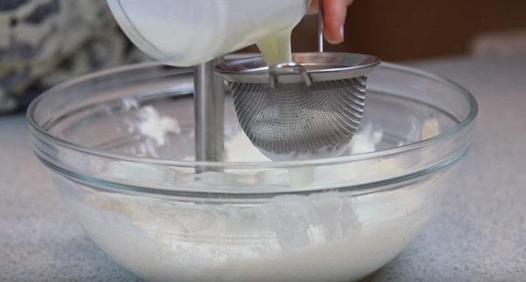 When the cottage cheese becomes homogeneous, through the strainer we introduce gelatin into it.