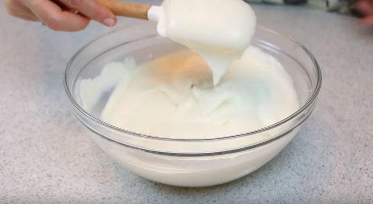 Mix the curd mass until smooth.