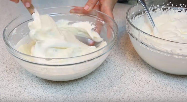 Introduisez de la crème fouettée par parties dans la masse de caillé.