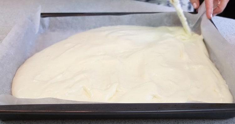We spread the dough on a baking sheet covered with parchment, level it.