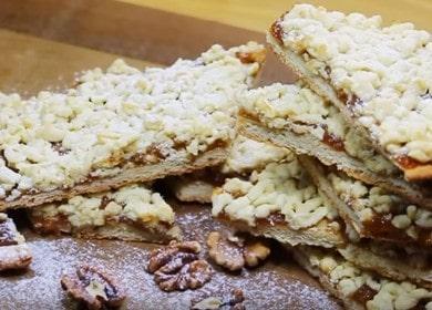 Cocinamos galletas ralladas simples y sabrosas con mermelada de acuerdo con una receta paso a paso con una foto.