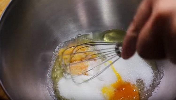 Combine the eggs with sugar.