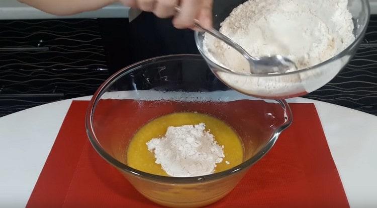 Ang pagkakaroon ng halo-halong harina na may isang baking powder, nagsisimula kaming ipakilala ito sa mga sangkap na likido.