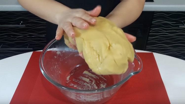 Knead a smooth dough that does not stick to your hands.