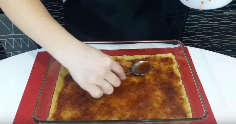 Lubrifiez la base du gâteau avec de la confiture.