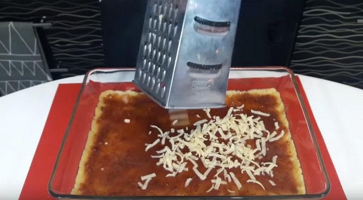 On the grater we rub a smaller piece of dough, removing it from the freezer.